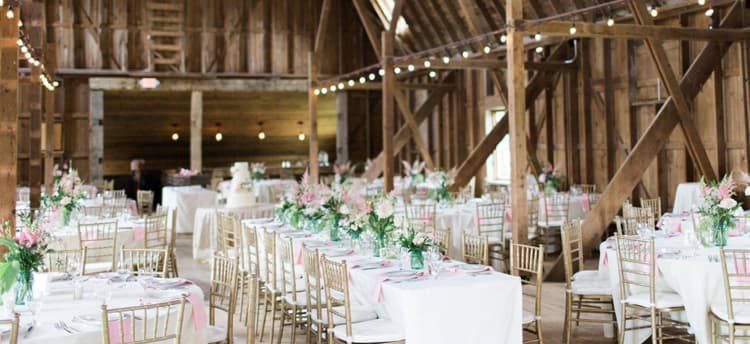 Mükemmel Bir Düğün Oturma Düzeni Oluşturmak için afiş görseli