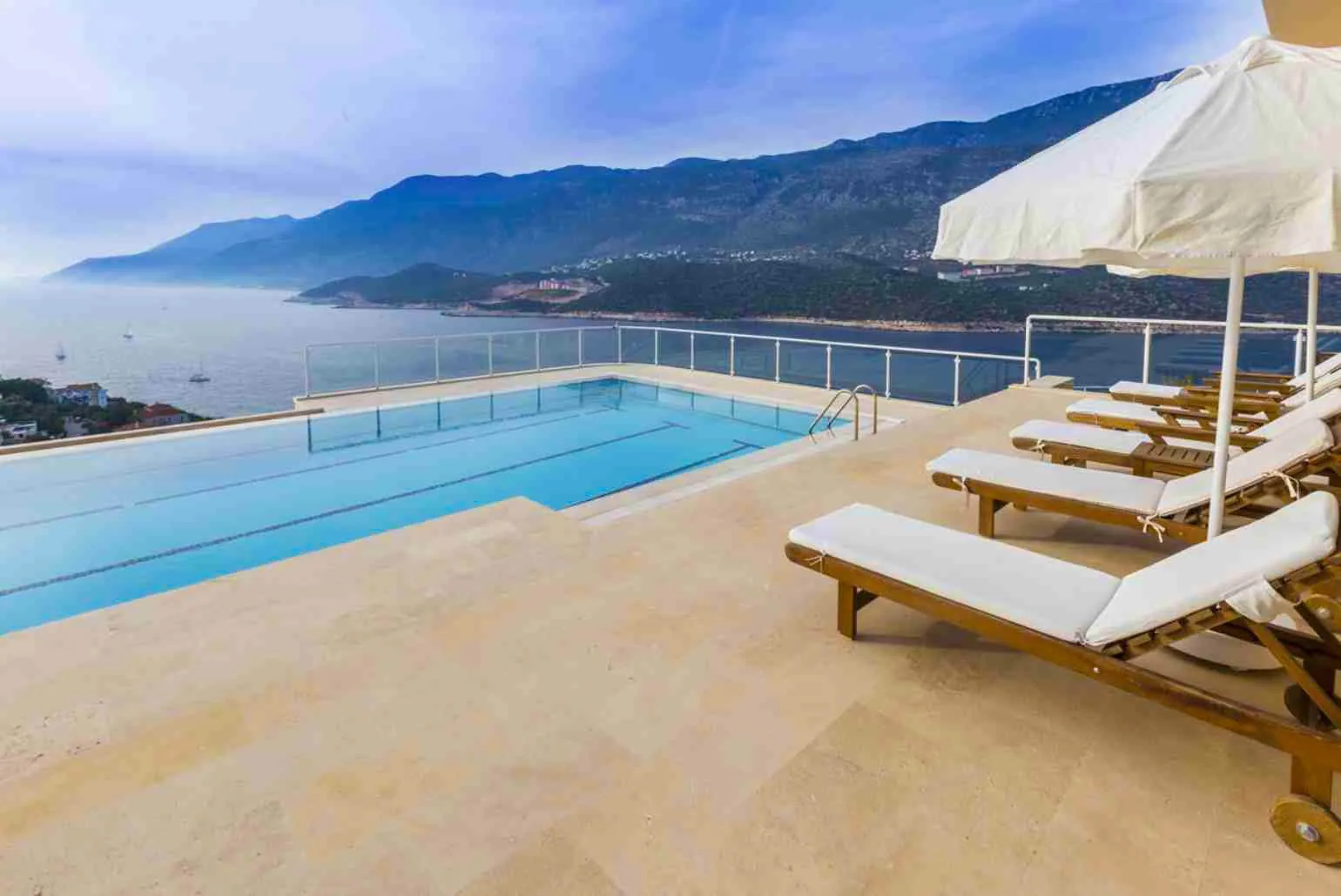 Kaş manzarasına açılan havuz, teras ve şezlonglar
