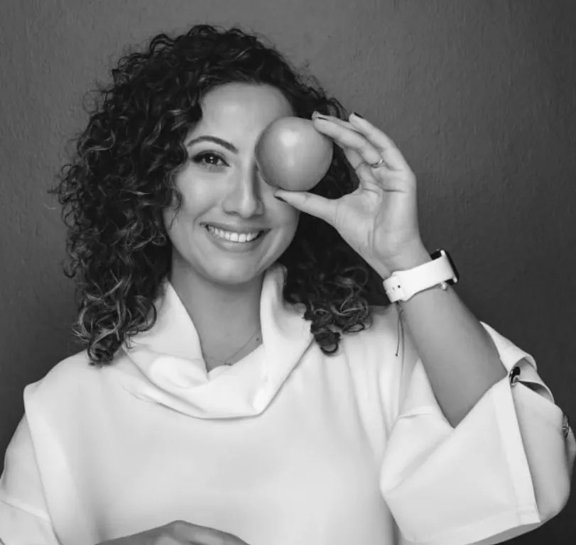 Diyetisyen Tilbe Akın Özkaya’nın elmayla siyah beyaz portresi