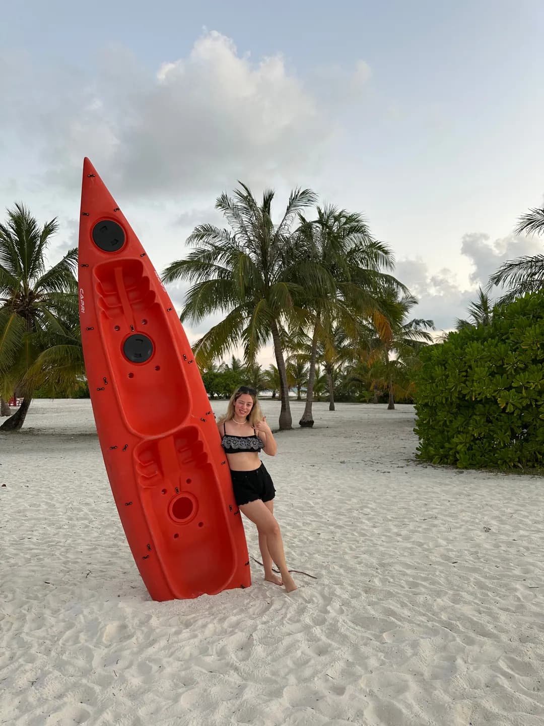 Yağmur Maldivler kumsalında kırmızı kanonun yanında