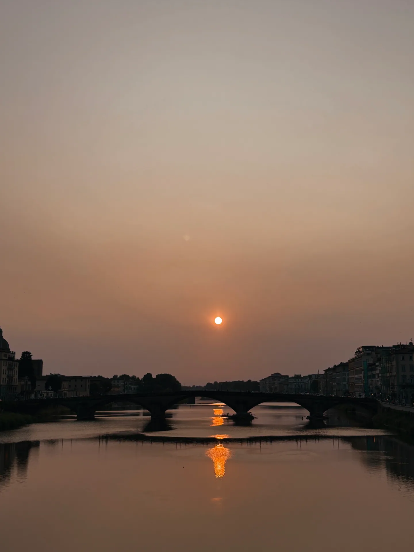 Arno Nehri ve köprülerin üzerinde gün batımı