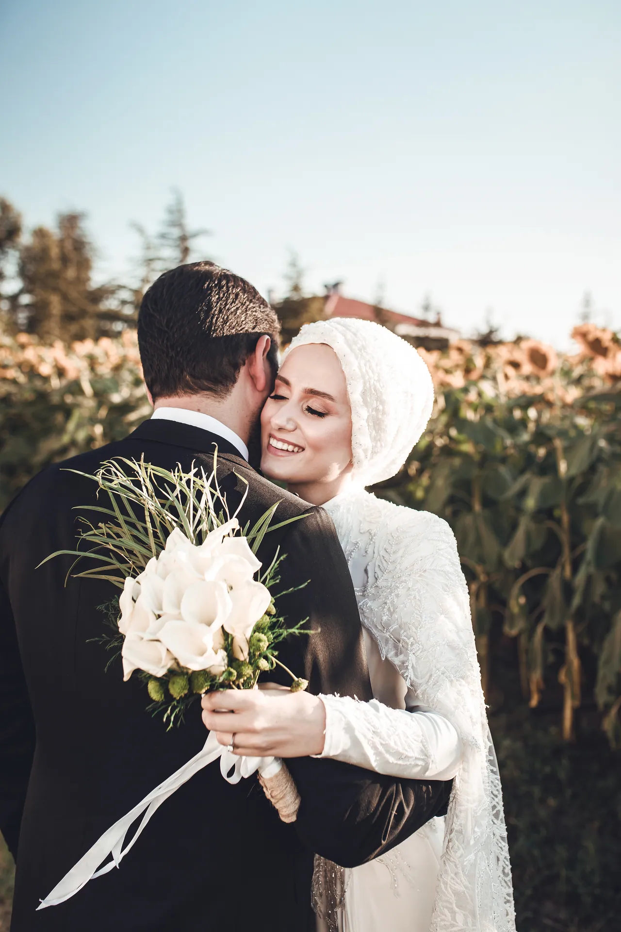 Elif ve Kemal’in ağaçlar arasındaki sarılma anı