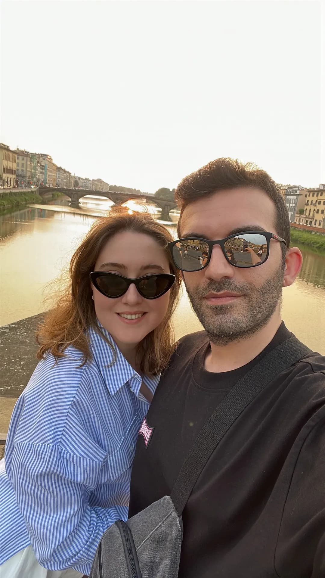 Ece ve Burak Arno Nehri kıyısında birlikte