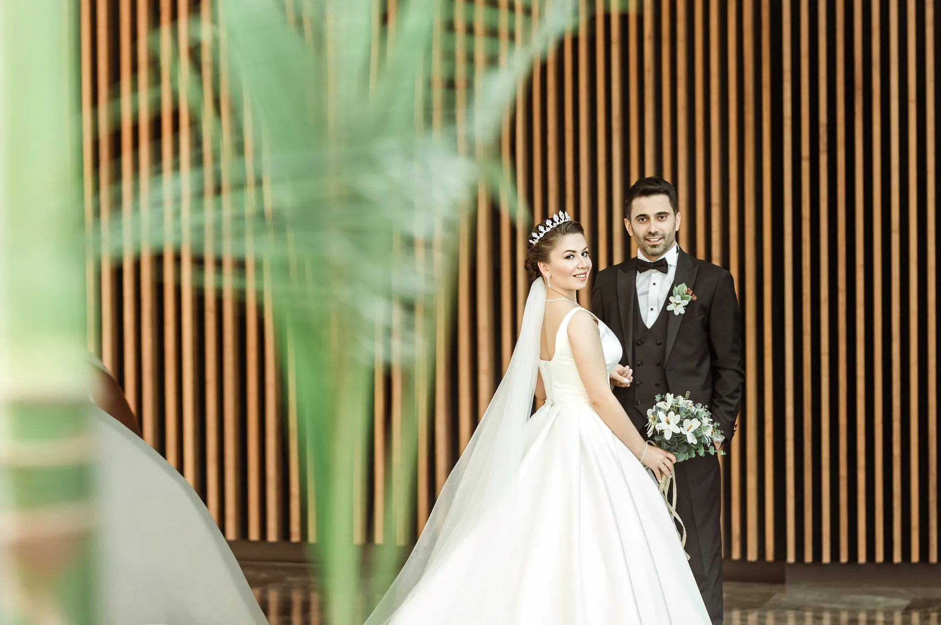 Hande ve Kemal’in ahşap duvar önündeki düğün portresi