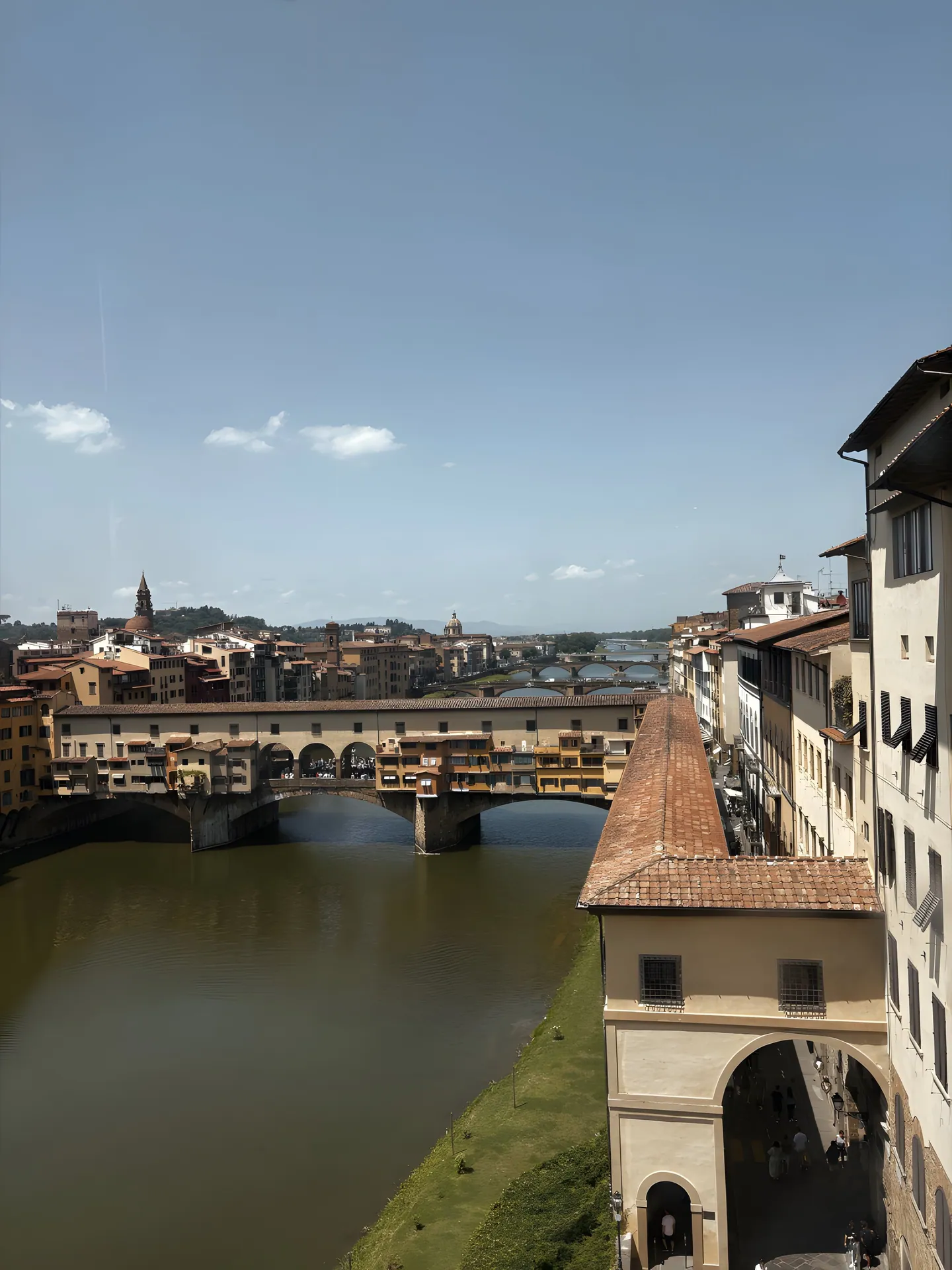 Arno Nehri ve Floransa’nın Ponte Vecchio çevresindeki tarihi yapıları
