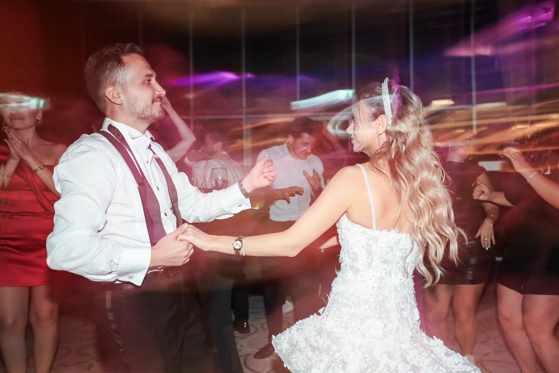 Selinay ve Fuat’ın renkli ışıklar altında dansı