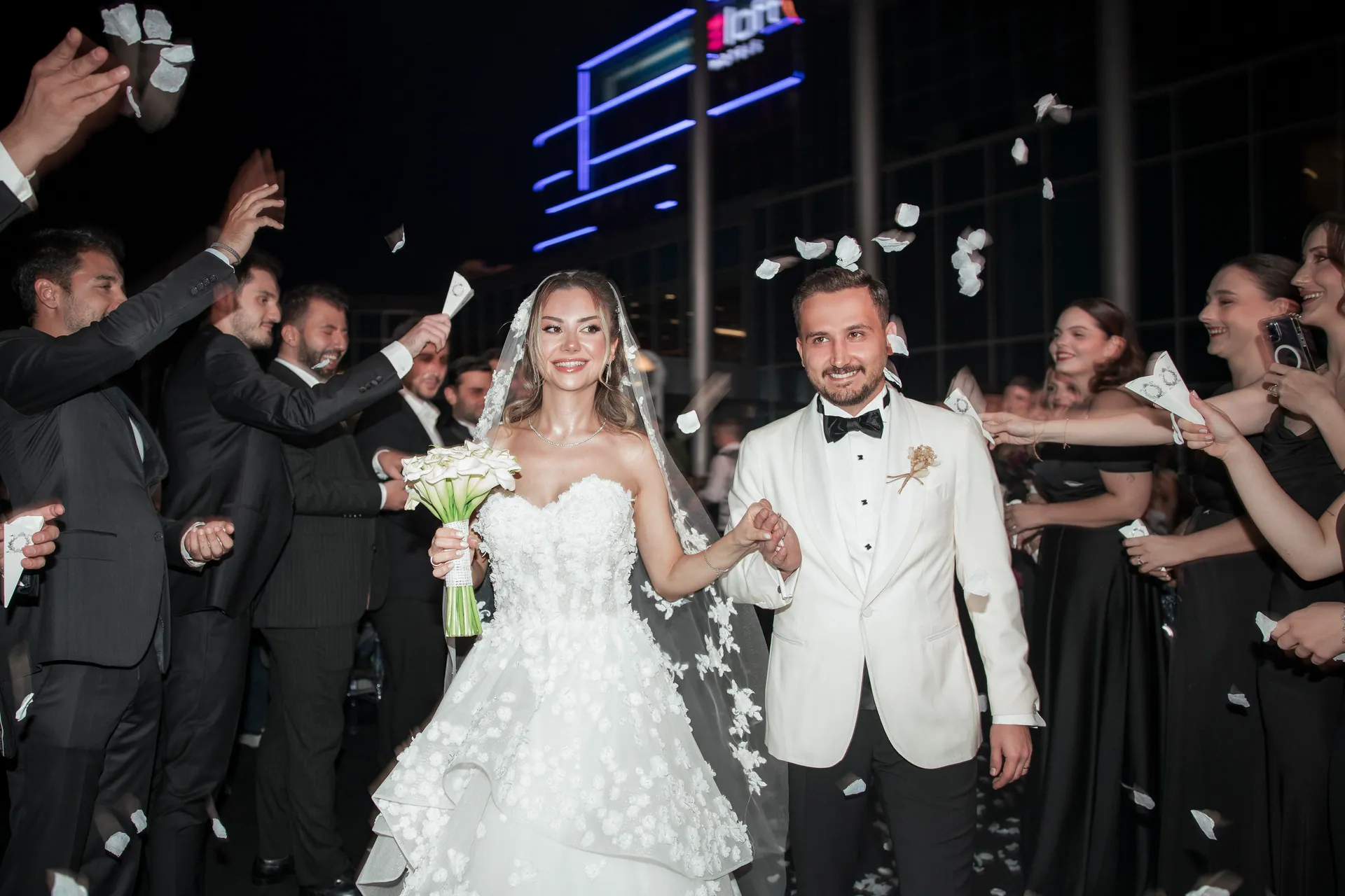 Selinay ve Fuat’ın arkadaşlarının alkışları arasında düğüne girişi